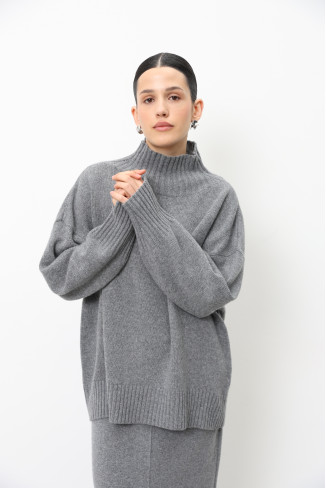 Объемный джемпер с воротником-стойкой из шерсти ягнят серый