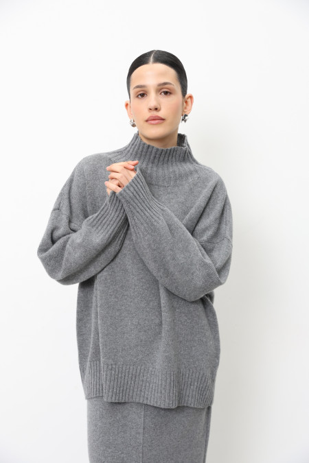 Об’ємний джемпер із коміром-стійкою з вовни ягнят сірий