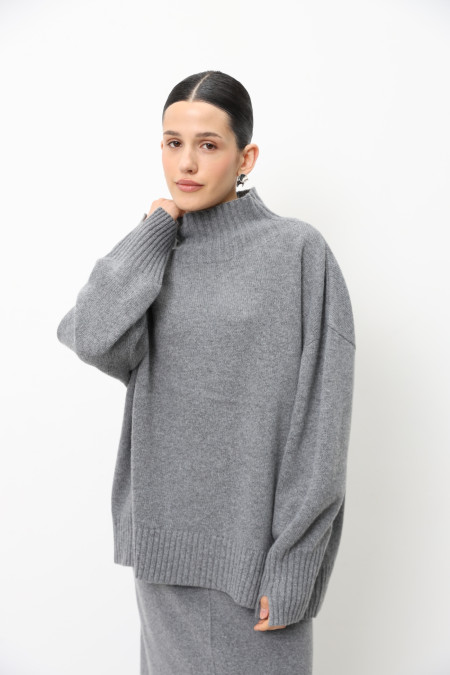 Об’ємний джемпер із коміром-стійкою з вовни ягнят сірий