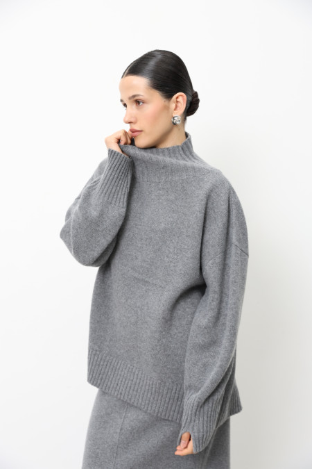 Об’ємний джемпер із коміром-стійкою з вовни ягнят сірий