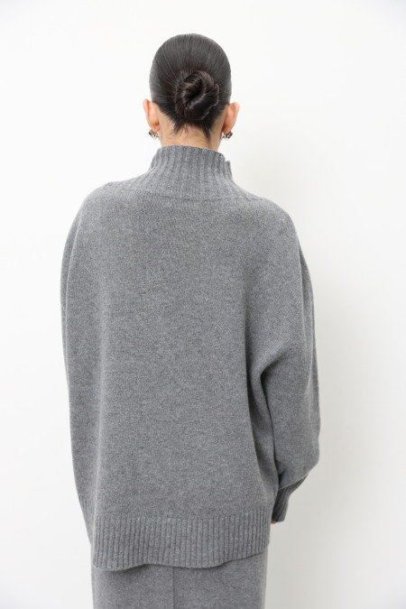 Об’ємний джемпер із коміром-стійкою з вовни ягнят сірий