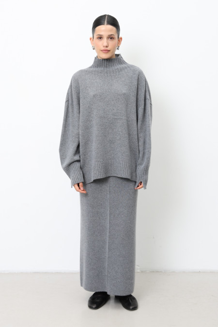 Об’ємний джемпер із коміром-стійкою з вовни ягнят сірий