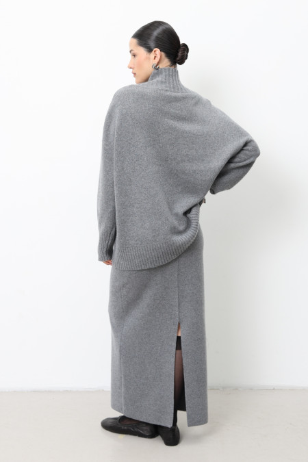 Об’ємний джемпер із коміром-стійкою з вовни ягнят сірий