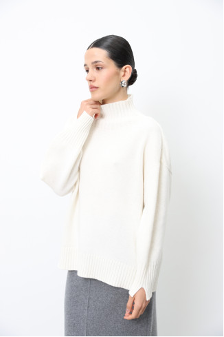 Объемный джемпер с воротником-стойкой из шерсти ягнят молочный