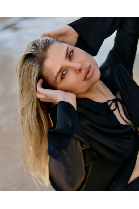 Блуза з шовковистої тканини чорна