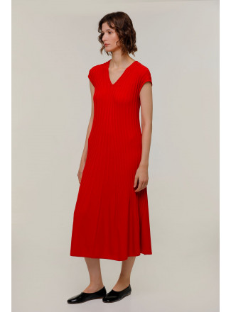 Платье-миди с V-образным декольте красное