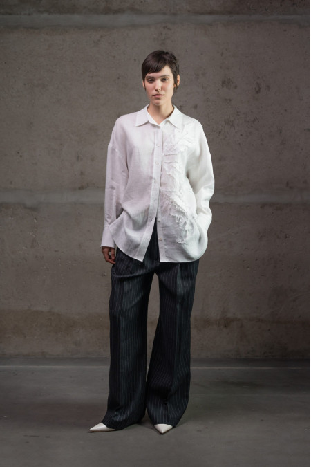 Лляна сорочка oversize з аплікацією біла