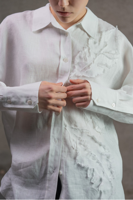Лляна сорочка oversize з аплікацією біла