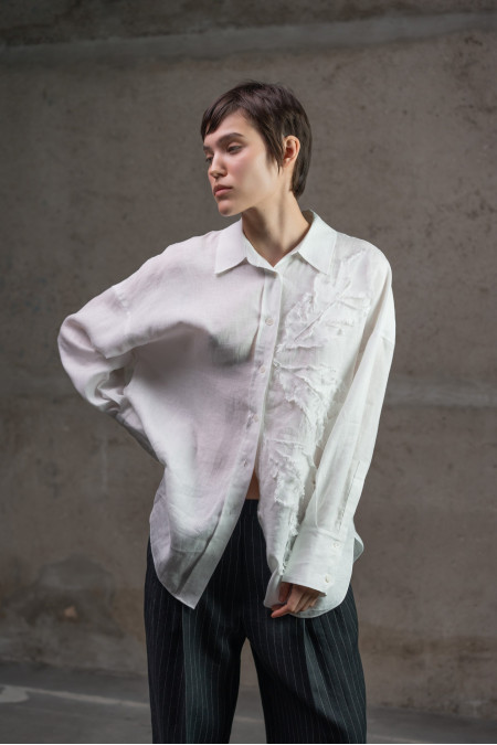 Лляна сорочка oversize з аплікацією біла