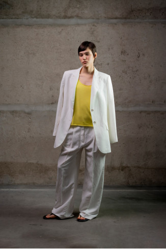 Лляні брюки-палаццо з подвійними защипами молочні