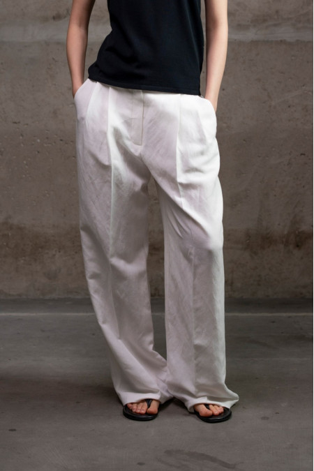 Лляні брюки-палаццо з подвійними защипами молочні Лляні брюки-палаццо з подвійними защипами молочні