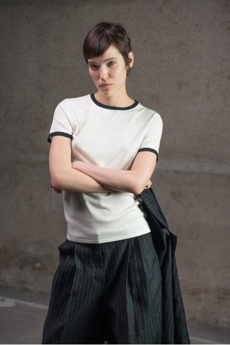 Базовий джемпер з контрастною облямівкою молочно-чорний