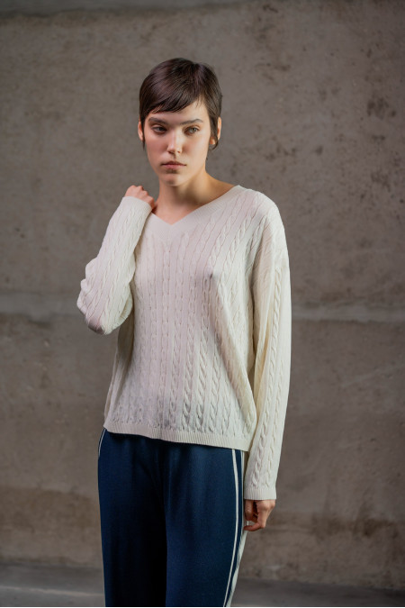 Джемпер з V-подібною горловиною з віскози молочний