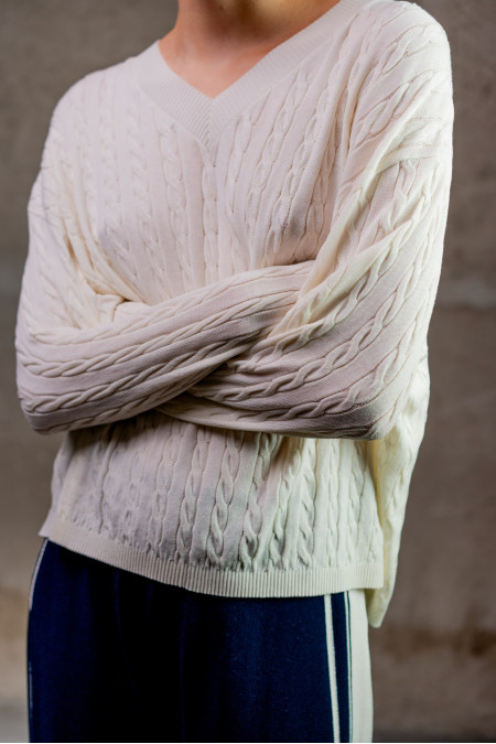 Джемпер з V-подібною горловиною з віскози молочний