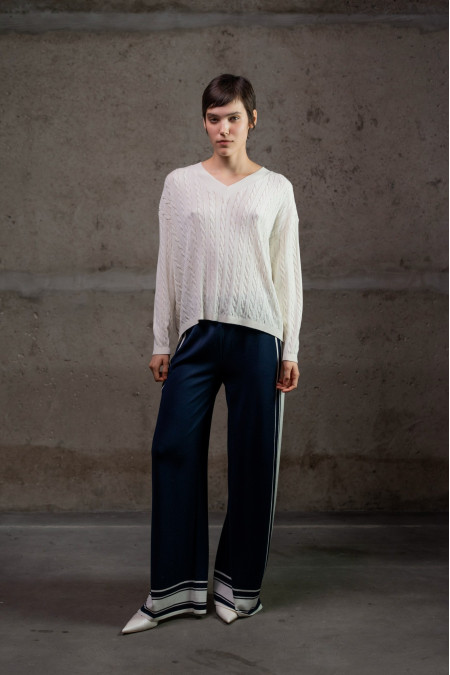 Джемпер з V-подібною горловиною з віскози молочний