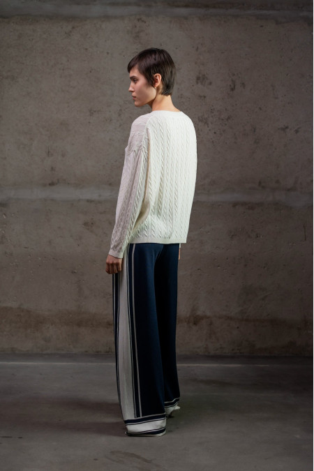 Джемпер з V-подібною горловиною з віскози молочний