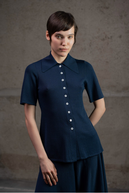 Navy Viscose Semi-Fitted Knit Shirt with Short Sleeves