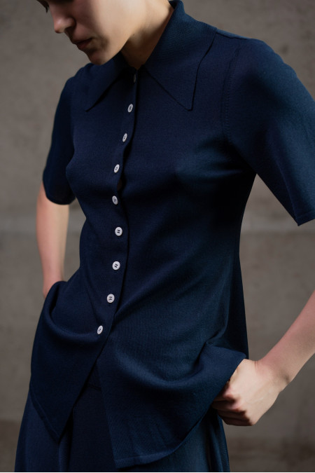 Navy Viscose Semi-Fitted Knit Shirt with Short Sleeves