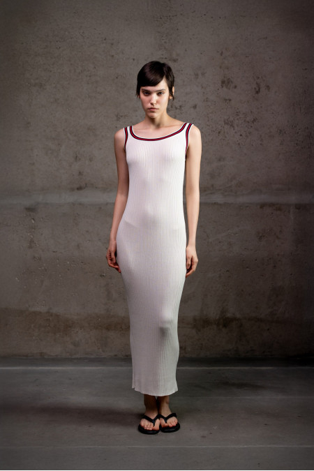 Cукня з віскози з контрастною окантовкою молочна