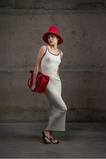 Cукня з віскози з контрастною окантовкою молочна