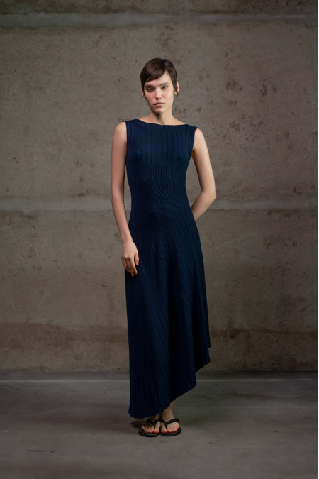 Сукня з ефектом плісирування та асиметричним низом темно-синя