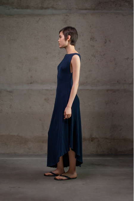 Сукня з ефектом плісирування та асиметричним низом темно-синя