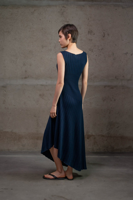 Сукня з ефектом плісирування та асиметричним низом темно-синя