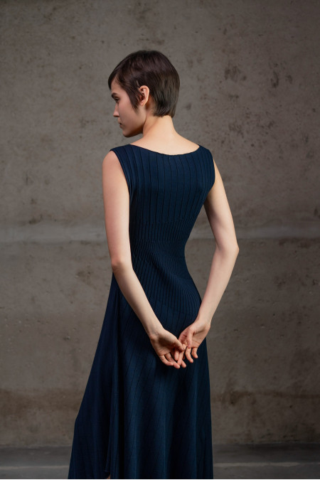 Сукня з ефектом плісирування та асиметричним низом темно-синя