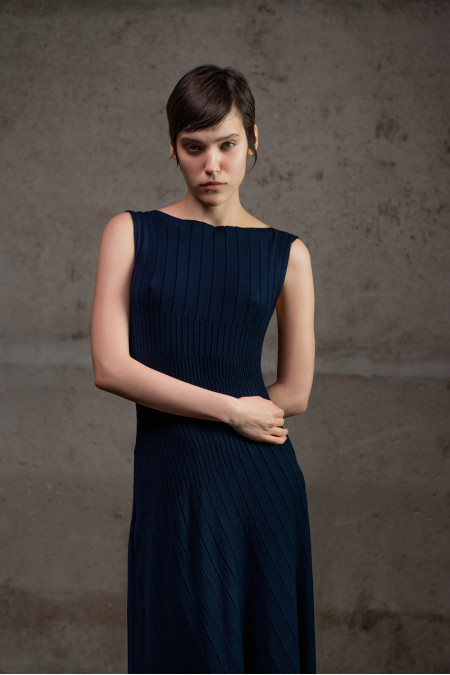 Сукня з ефектом плісирування та асиметричним низом темно-синя