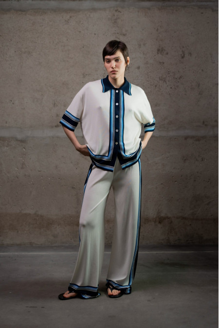 Трикотажна сорочка з контрастним обрамленням молочна