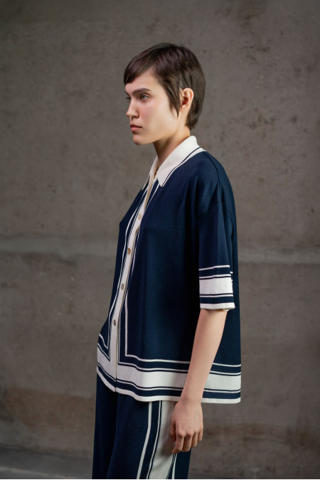 Трикотажная рубашка с контрастным обрамлением темно-синяя