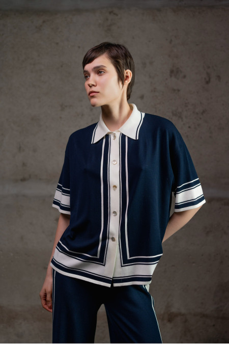 Трикотажная рубашка с контрастным обрамлением темно-синяя