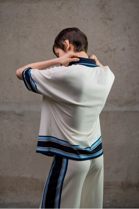 Трикотажна сорочка з контрастним обрамленням молочна