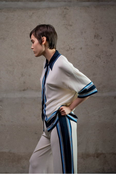 Трикотажні штани з контрастним обрамленням молочні