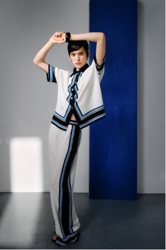 Трикотажная рубашка с контрастным обрамлением молочная