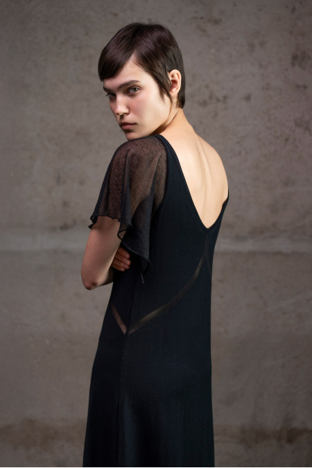 Трикотажна сукня з напівпрозорими рукавами чорна