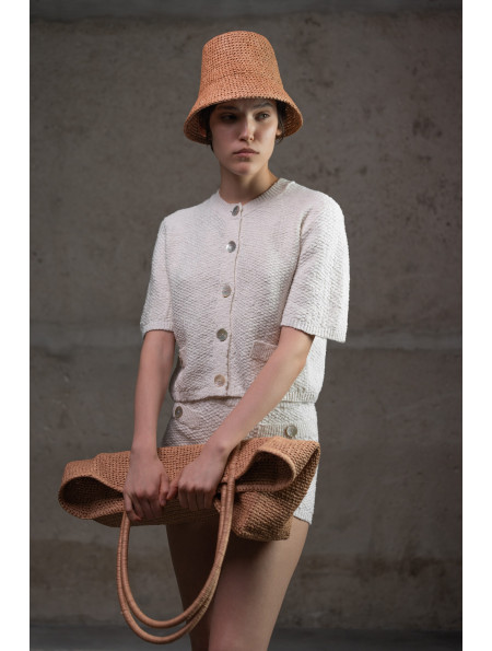 Укорочений трикотажний жакет з фактурної пряжі молочний