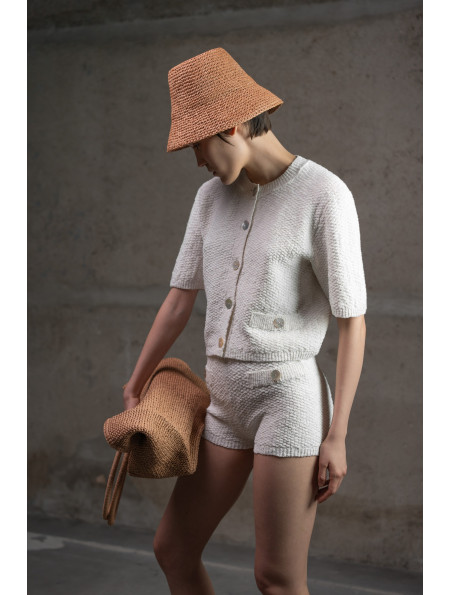 Укорочений трикотажний жакет з фактурної пряжі молочний