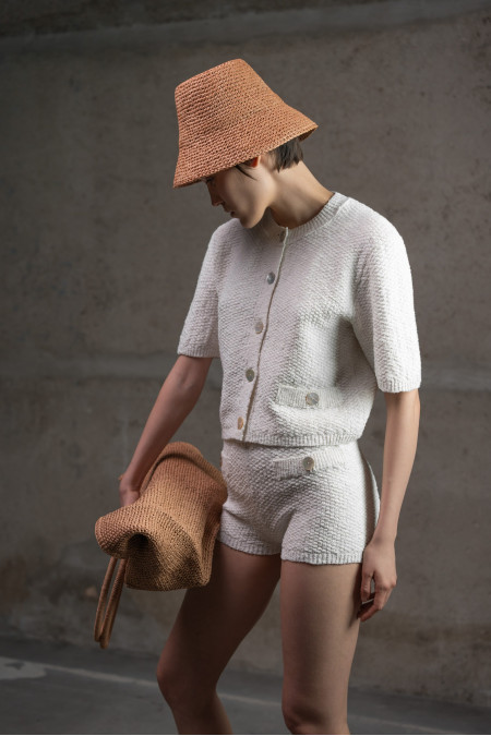 Укорочений трикотажний жакет з фактурної пряжі молочний