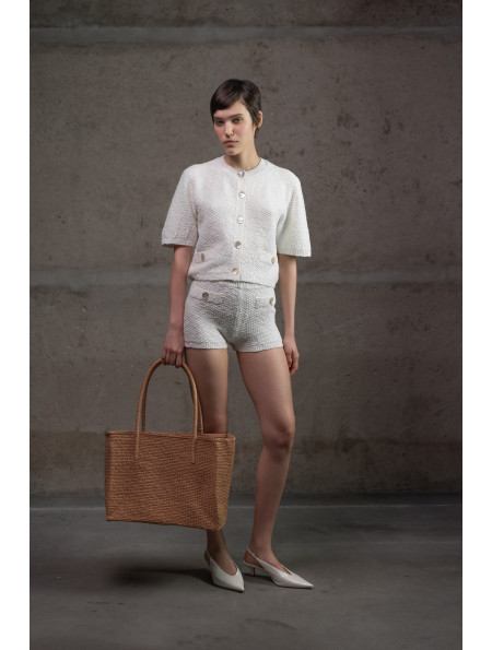 Укорочений трикотажний жакет з фактурної пряжі молочний