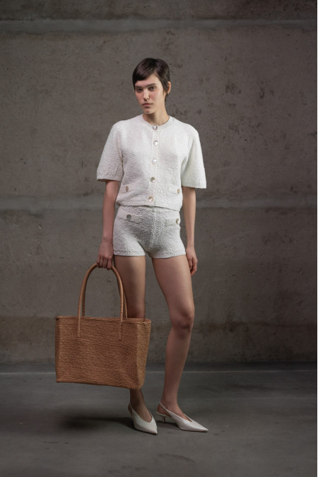 Укорочений трикотажний жакет з фактурної пряжі молочний