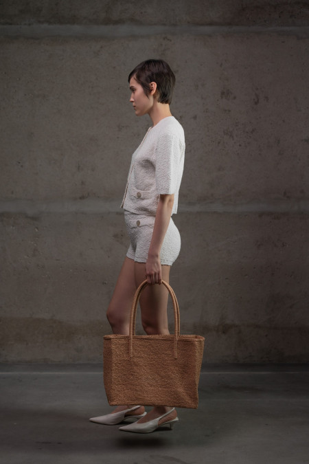 Укорочений трикотажний жакет з фактурної пряжі молочний