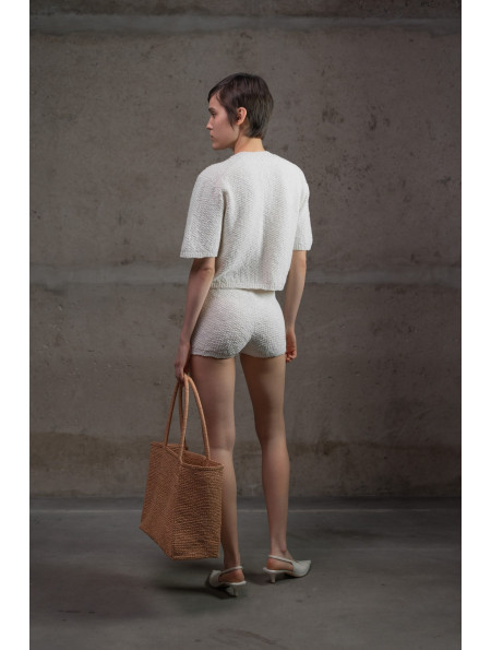 Укорочений трикотажний жакет з фактурної пряжі молочний