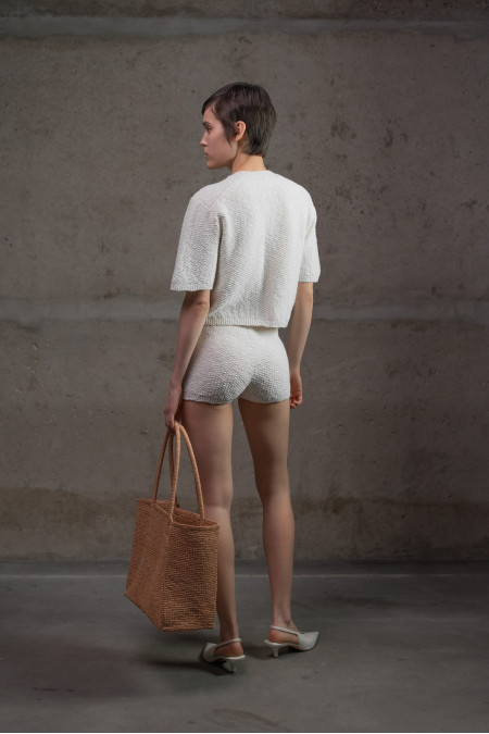 Укорочений трикотажний жакет з фактурної пряжі молочний