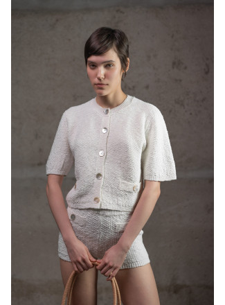 Укорочений трикотажний жакет з фактурної пряжі молочний