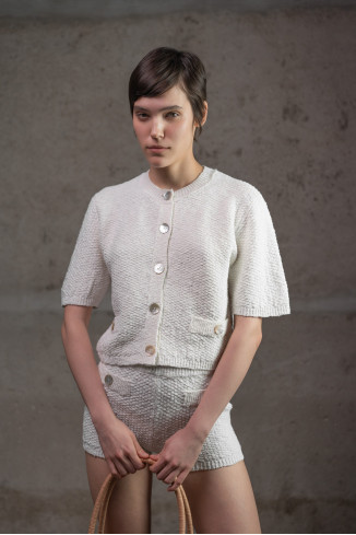 Укороченный трикотажный жакет из фактурной пряжи молочный