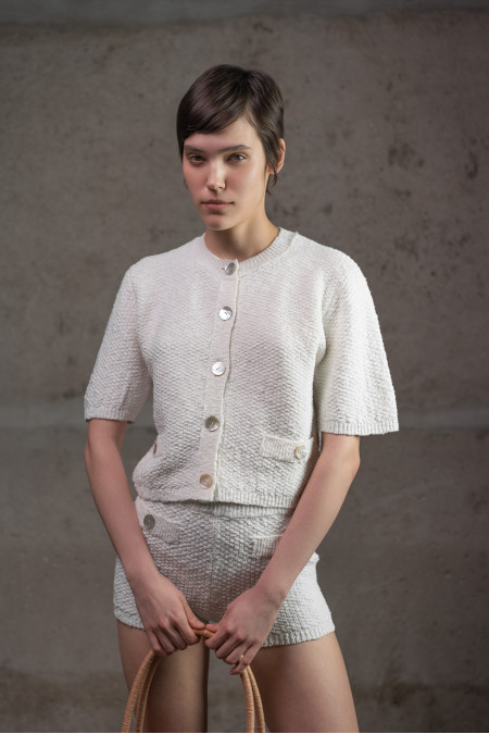 Укорочений трикотажний жакет з фактурної пряжі молочний