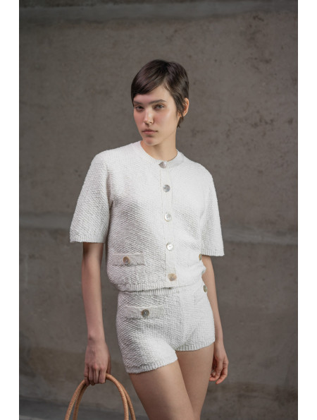 Укорочений трикотажний жакет з фактурної пряжі молочний