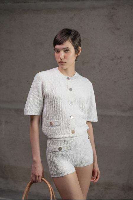 Укорочений трикотажний жакет з фактурної пряжі молочний