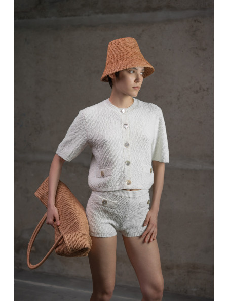 Укорочений трикотажний жакет з фактурної пряжі молочний
